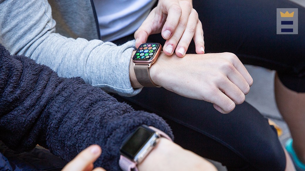 does apple watch track fitness