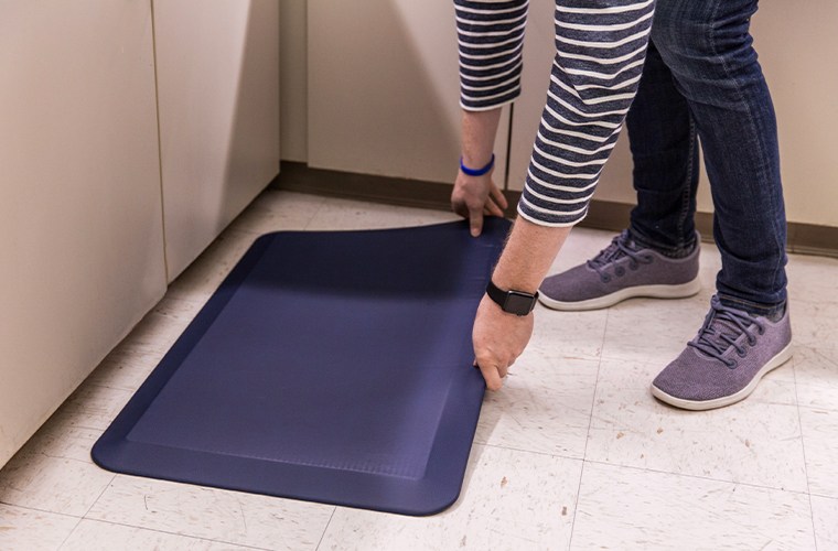 https://cdn.bestreviews.com/images/v4desktop/image-full-page-750x500/can-a-kitchen-mat-help-with-back-pain.jpg