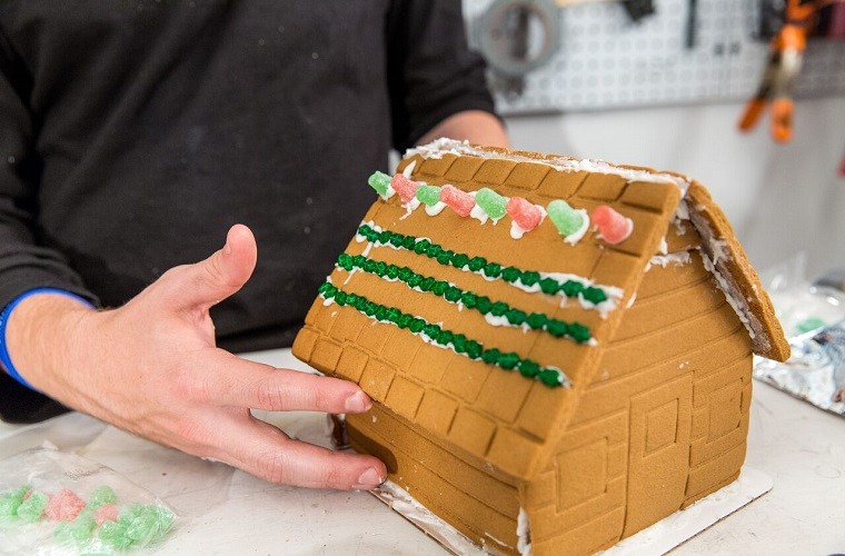 https://cdn.bestreviews.com/images/v4desktop/image-full-page-750x500/fun-and-festive-gingerbread-kits-and-decor-ca1446.jpg