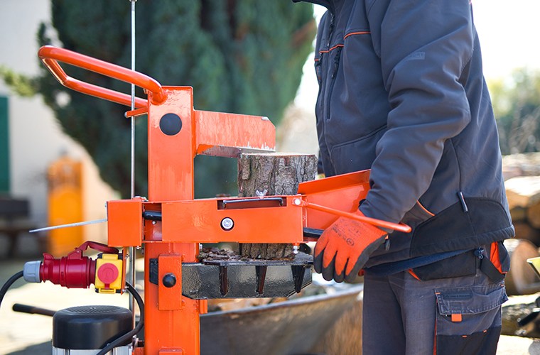 How to use a log splitter