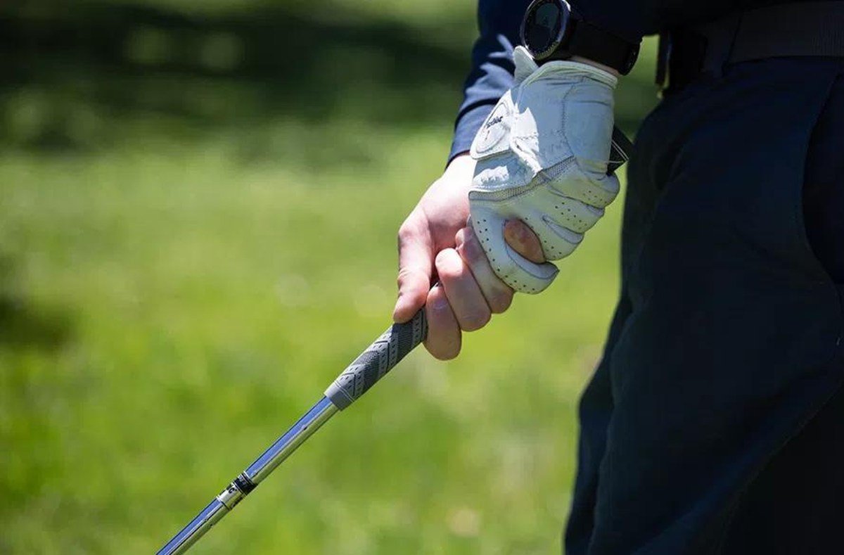 How to hold a golf club properly
