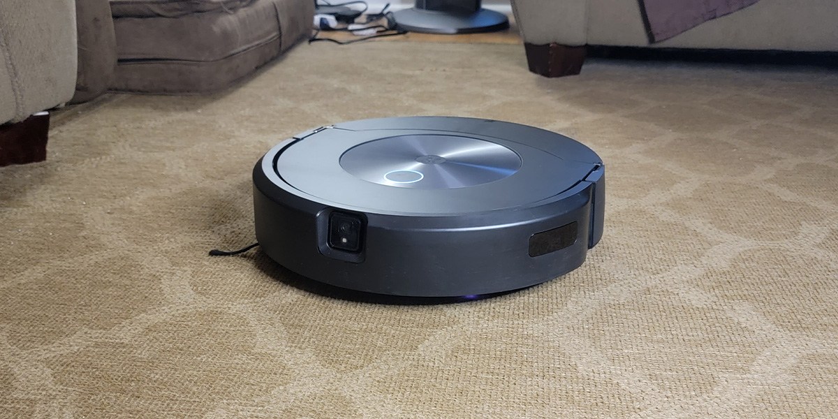 Roomba Combo j7+ vacuuming carpet