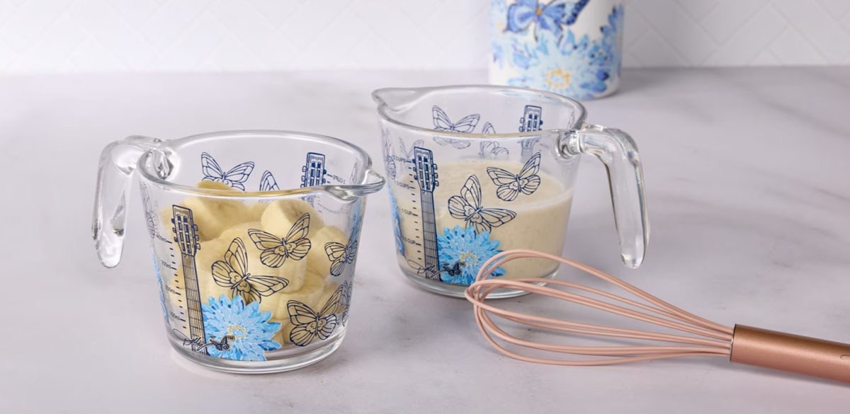 Dolly Parton 2-Cup Glass Measuring Cup, Flower