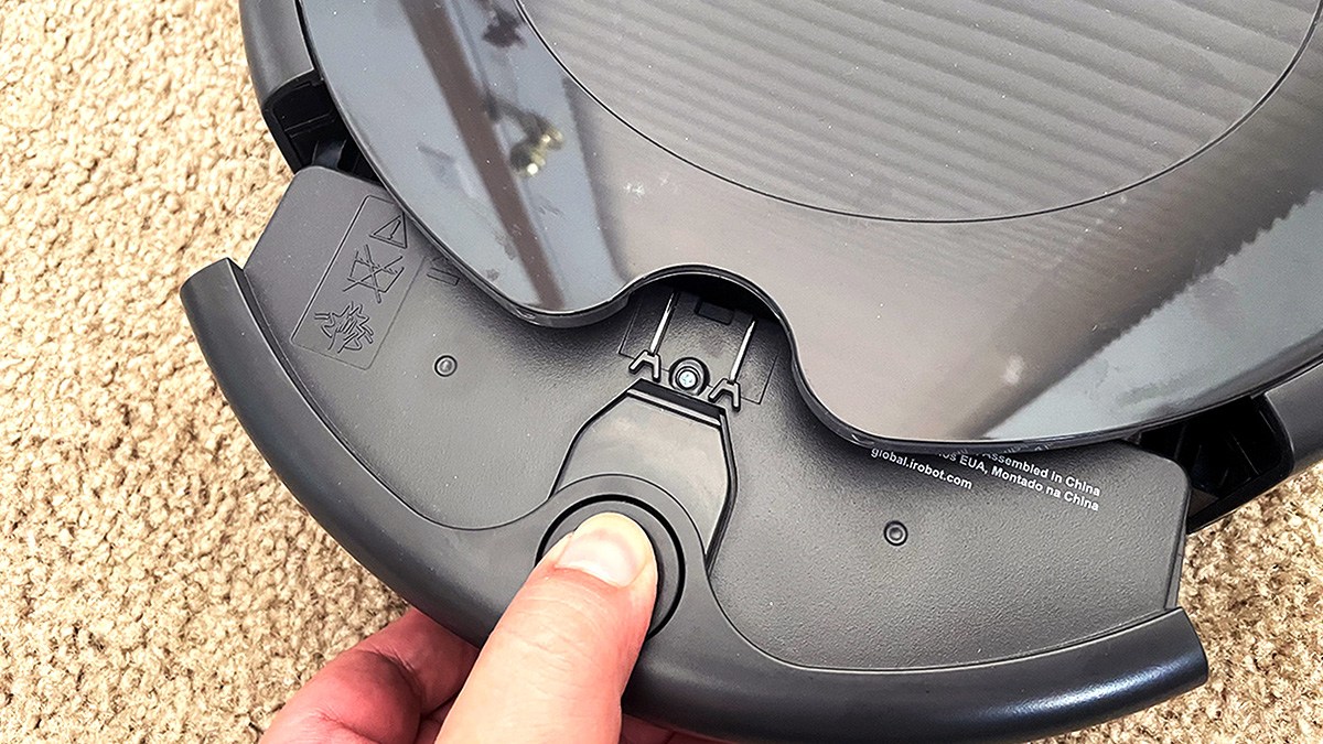 Hand removing Roomba dustbin