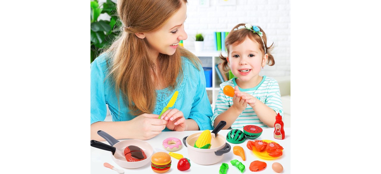 Mother and child playing with Holyfun Play Food Toy Settoy