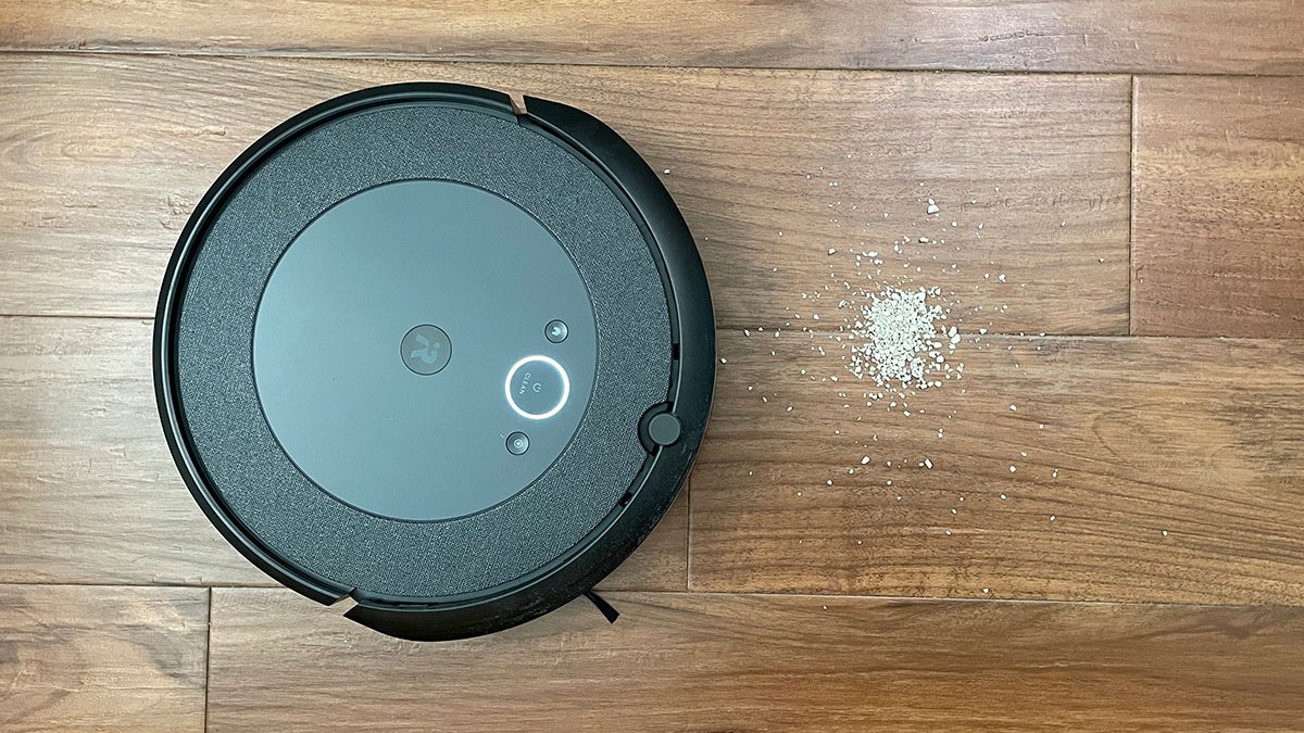 Roomba cleaning vinyl plank flooring