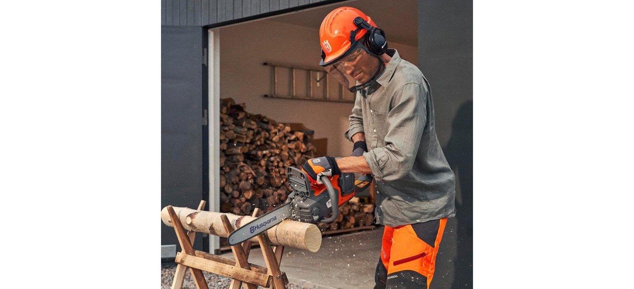 Person wearing orange hardhat using Husqvarna Power Axe 225i on log