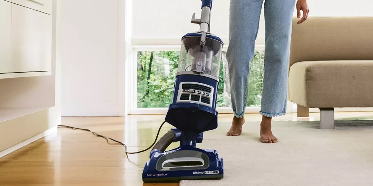 Shark Navigator Lift-Away Deluxe Upright Vacuum