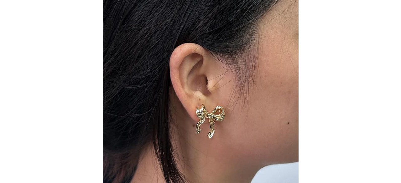 Tonluyax Bow Stud Earrings on ear