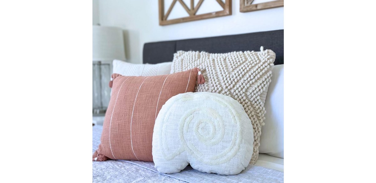 La Haven Living Ivory White Seashell Pillow