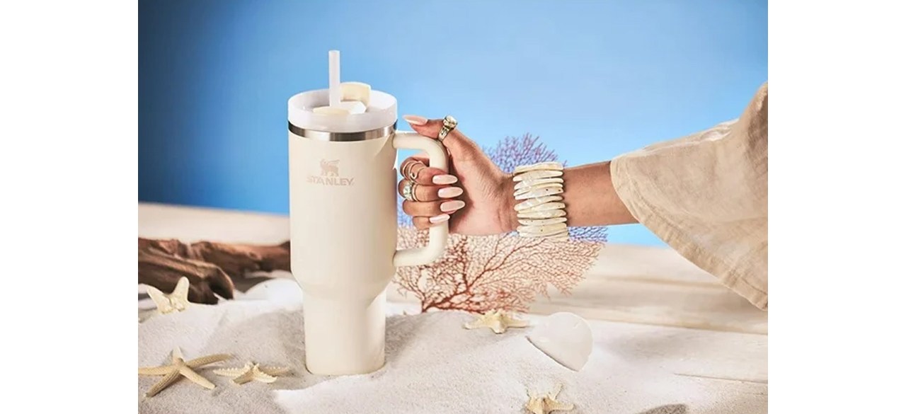 hand holding Stanley Quencher H2.0 FlowState Stainless Steel Vacuum-Insulated Tumbler with Lid and Straw 