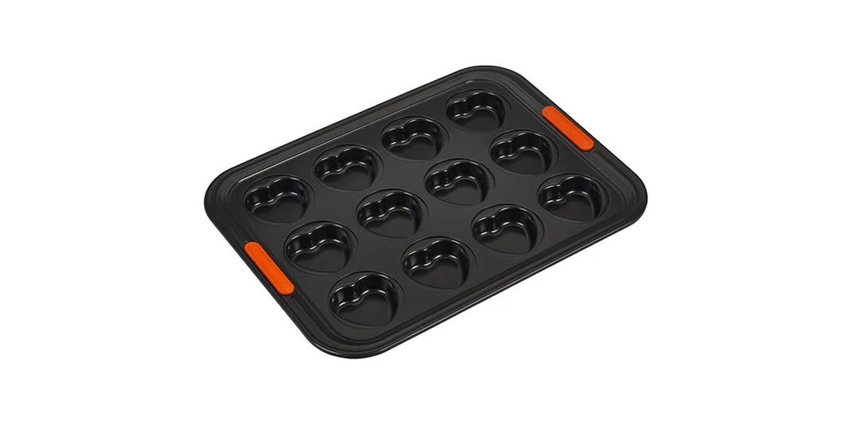 Le Creuset Nonstick Metal Bakeware 12-Cup Heart Cakelet Pan