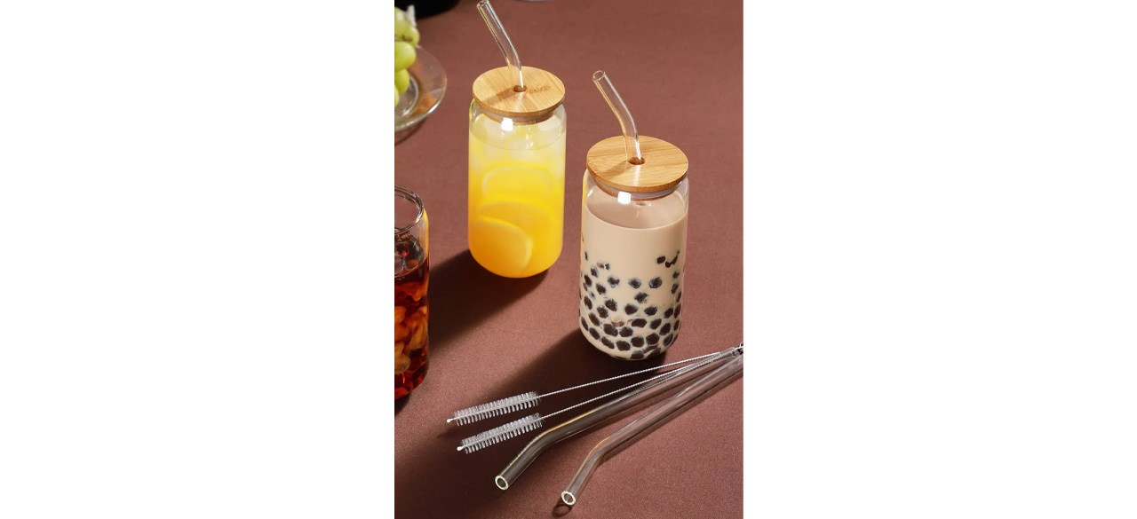 A Akraf Drinking Glasses with Bamboo Lids and Glass Straw