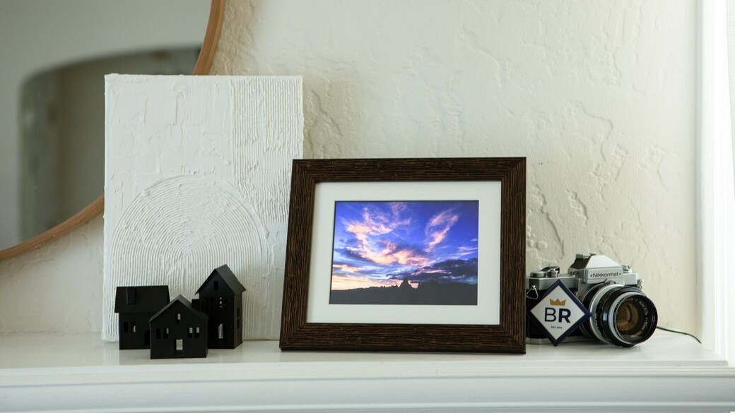 Aluratek and Aura digital frame comparison Which is best for photos