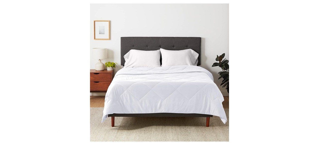 Cobertor edredom de microfibra leve e reversível branco Amazon Basics na cama
