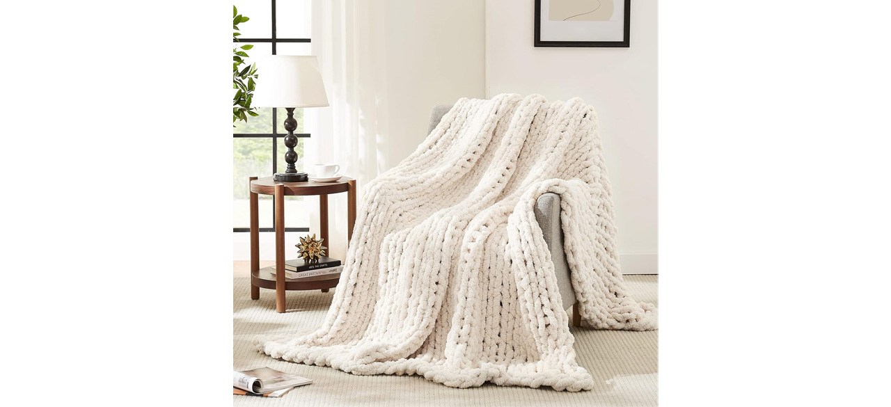  L'AGRATY Chunky Knit Blanket Throw draped on chair