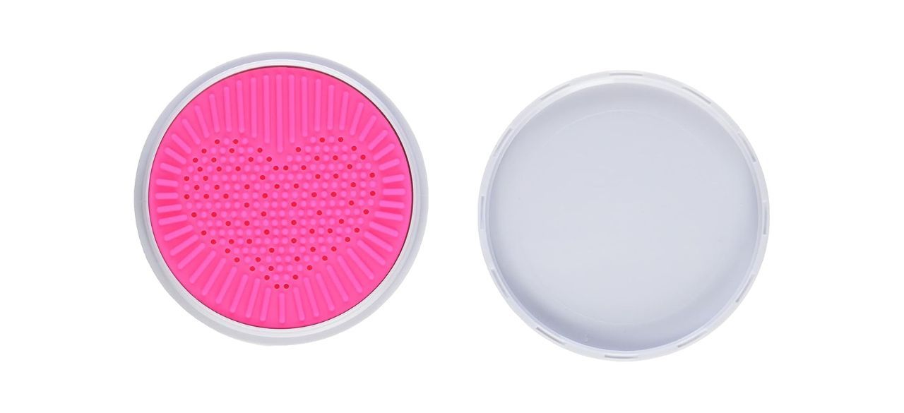 Beautyblender Blendercleanser next to lid