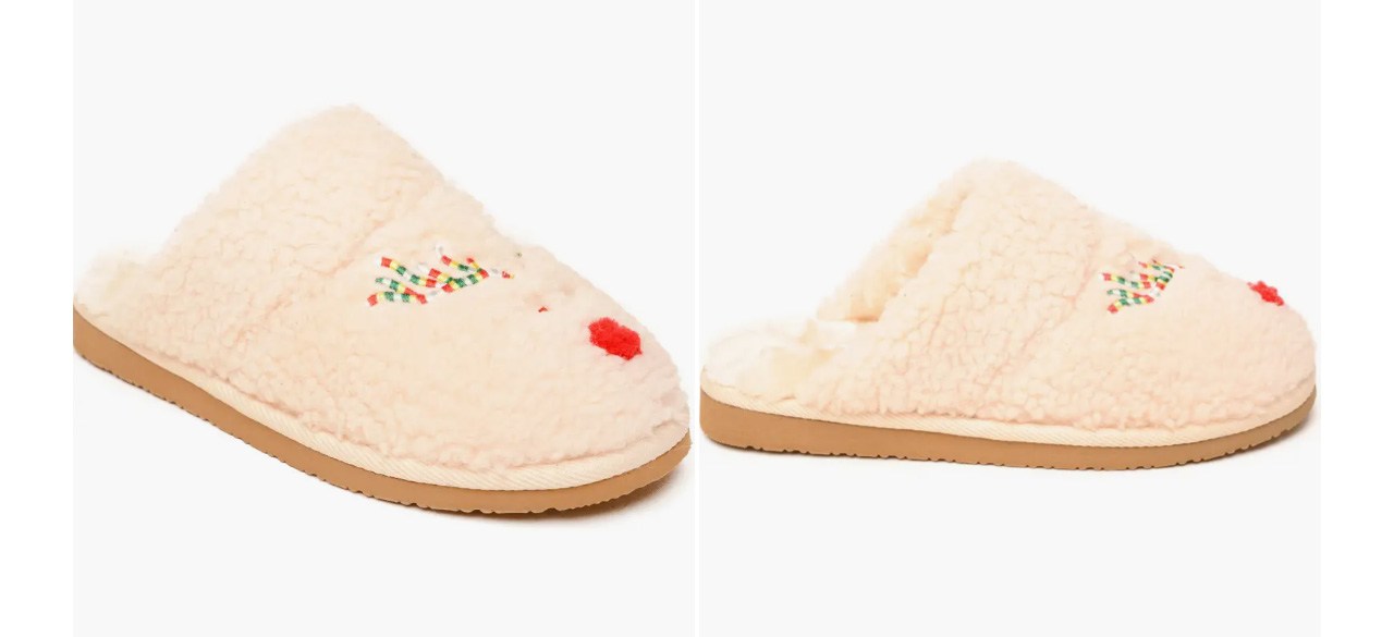 Minnetonka Reindeer Cami Slipper in creamy color, with reindeer face on it