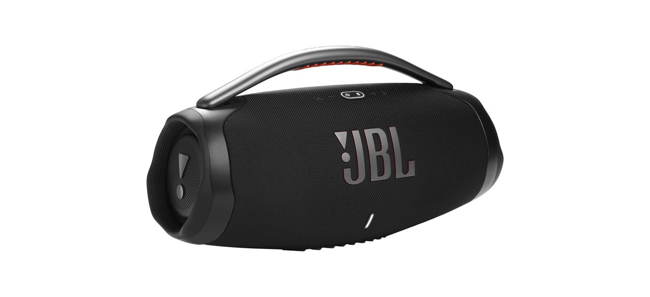 JBL电子立体声扬声器在白色背景上