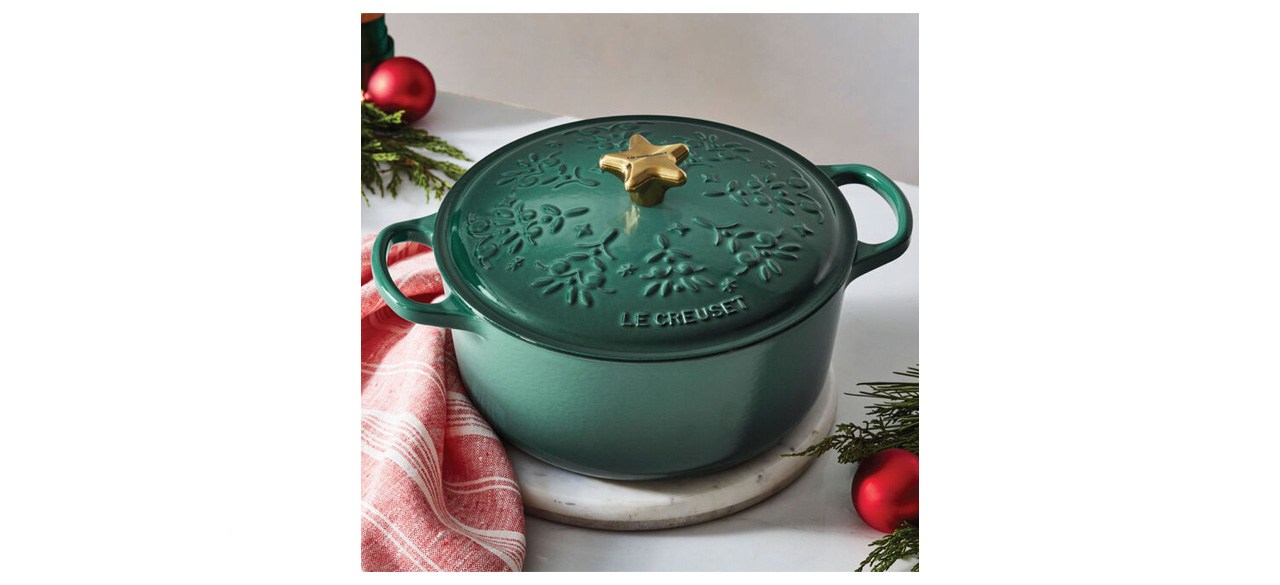 dark green Noël Collection Holiday Tree Round Dutch Oven with gold star on the lid handle