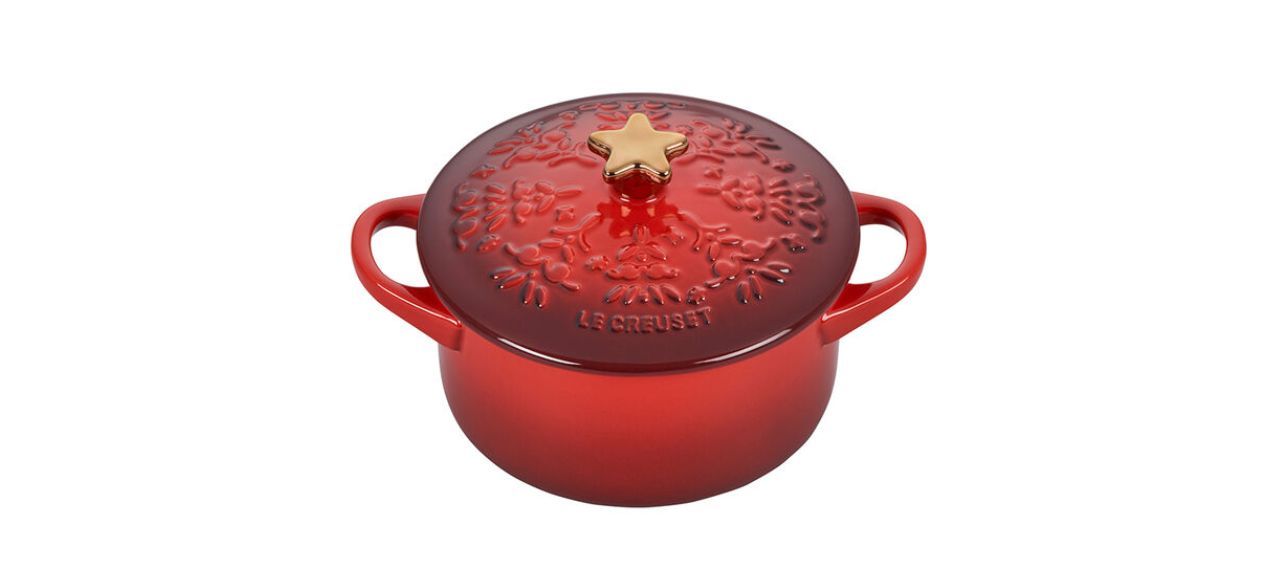 https://cdn.bestreviews.com/images/v4desktop/image-full-page-cb/best-le-creuset-noel-collection-mini-cocotte-star-knob.jpg