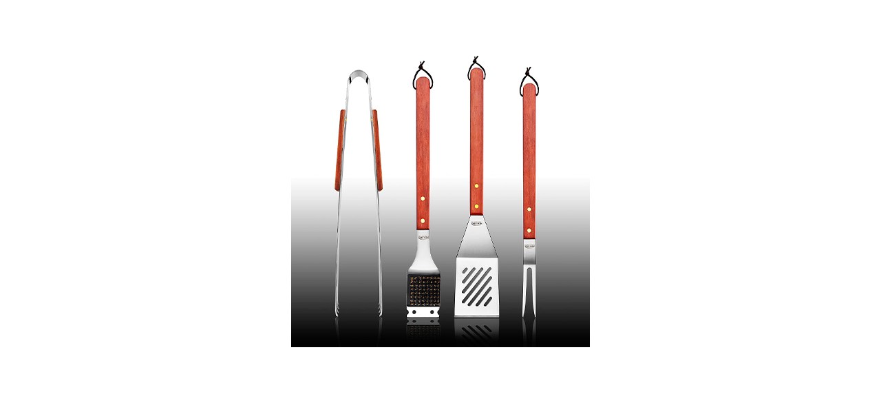 A set of 4 grilling tools, which includes tongs, a grilling fork a spatula and a grill cleaning brush