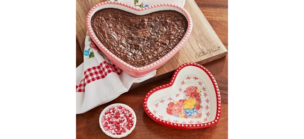 The Pioneer Woman 2-Piece Heart-Shaped Ceramic Dish with brownie 