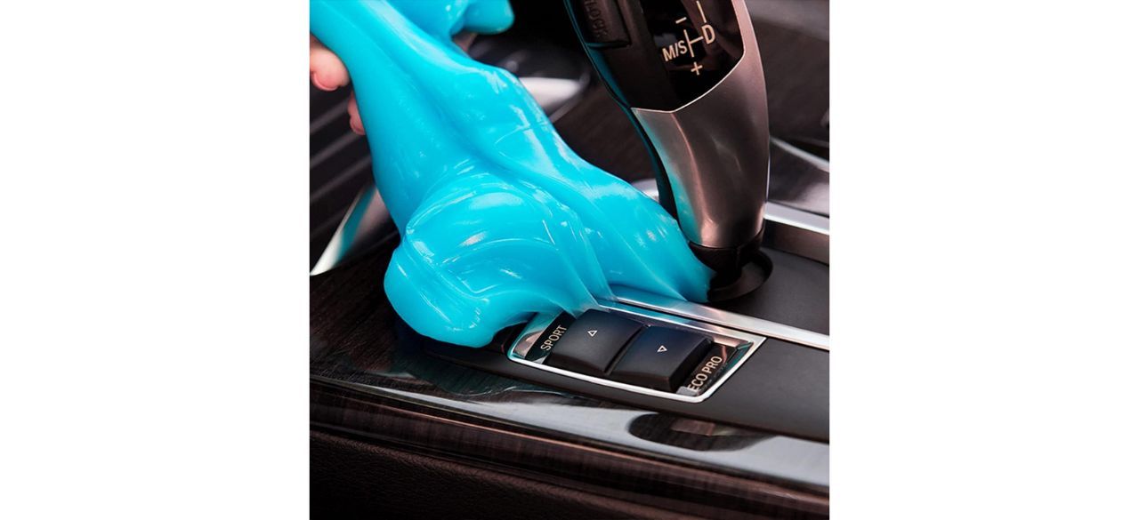 PULDIKI Car Cleaning Gel in blue on gear shift