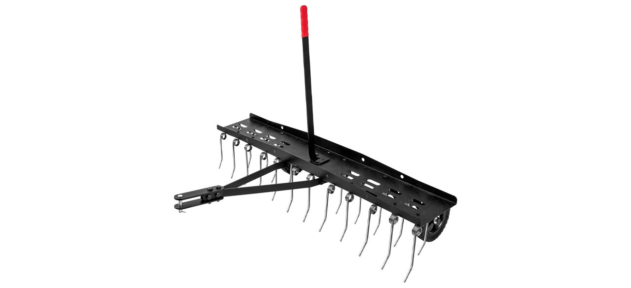 Dethatcher de gramado em fundo branco