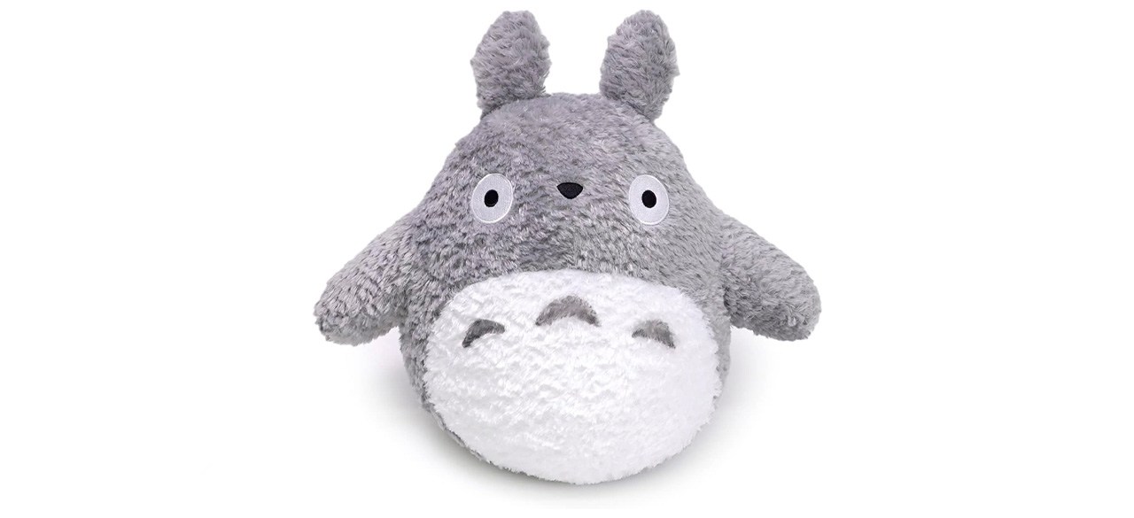 Mi vecino Totoro peluche peluche juguete sobre fondo blanco.