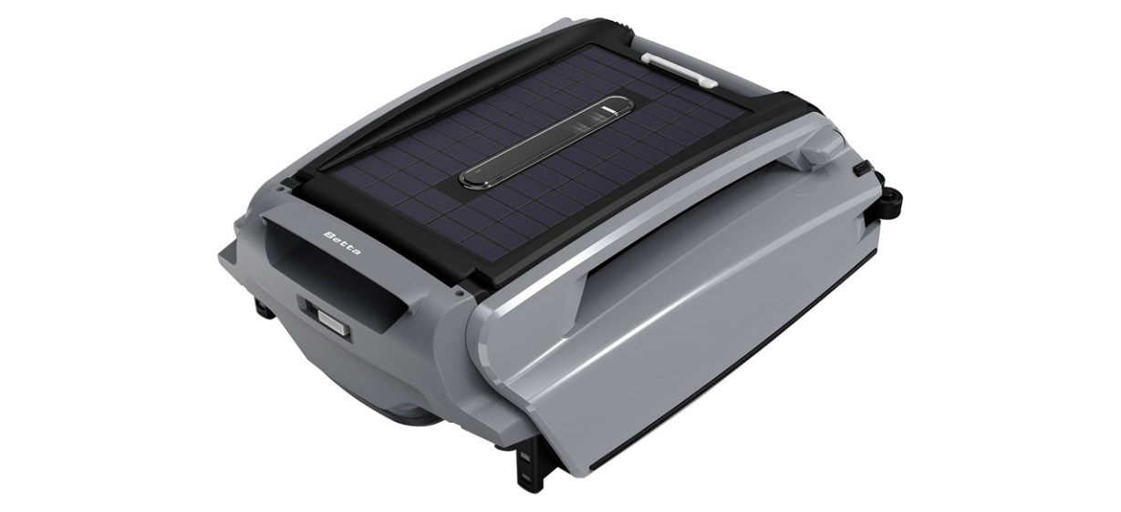 Betta SE Plus solar powered robotic pool skimmer