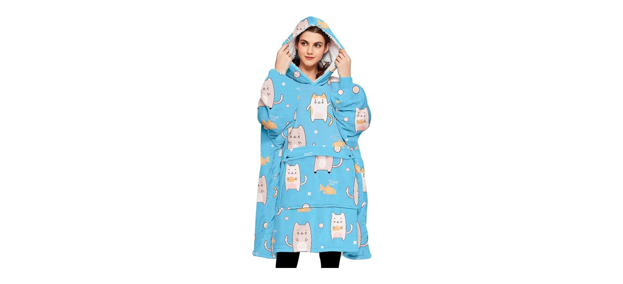 KFUBUO Wearable Blanket Hoodie for Adults in light blue with pictures of cats on it