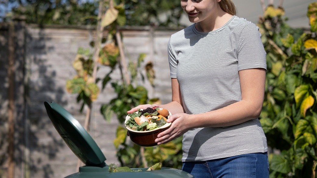 Compost tumbler vs. compost bin Which is best for my garden soil?