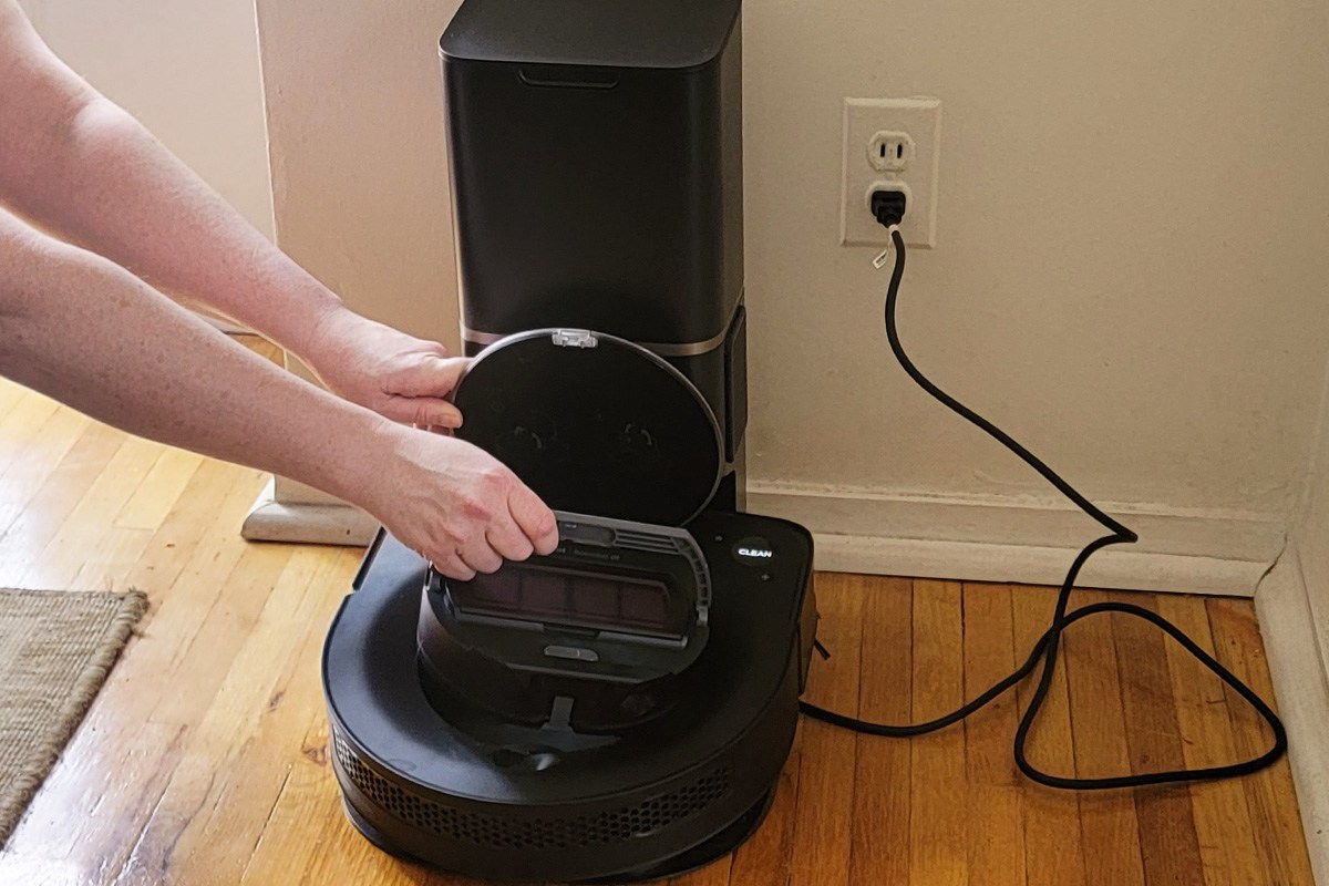 Roomba s9+ emptying dustbin