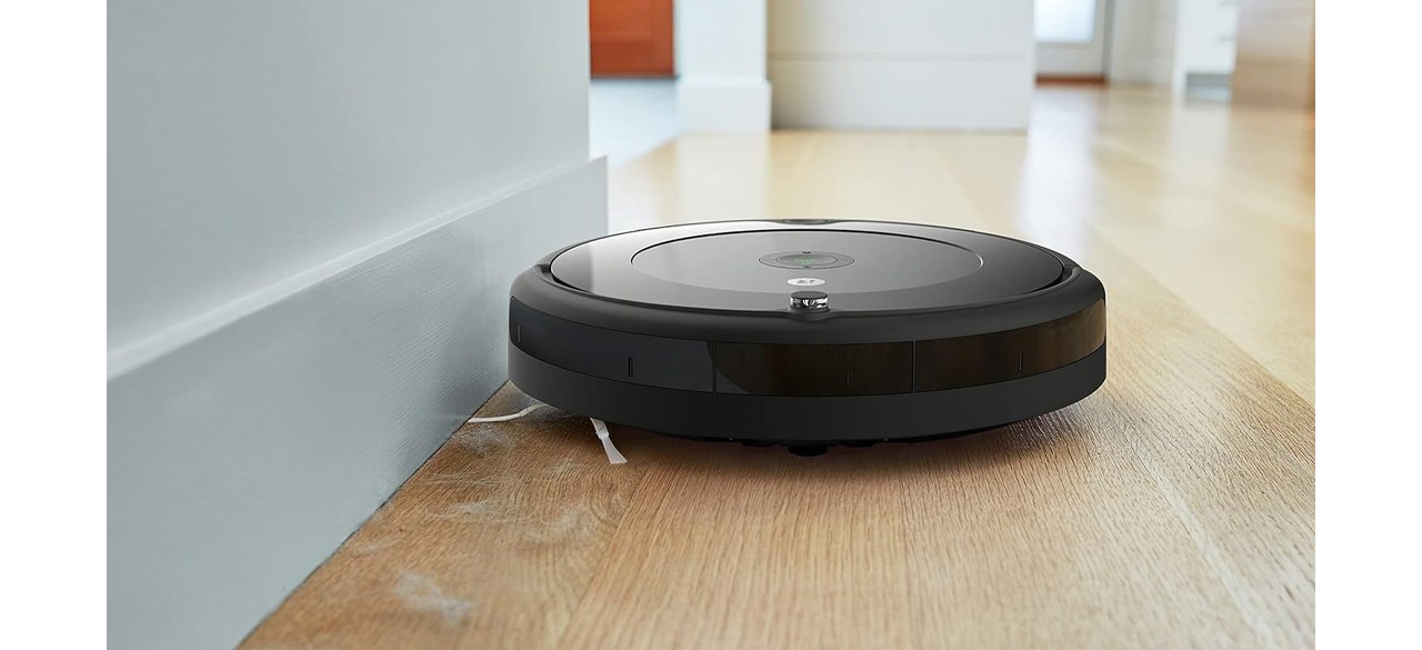 iRobot Roomba 692 Robot Vacuum cleaning hard flooring