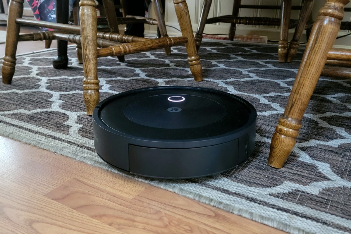 Roomba j7+ around furniture