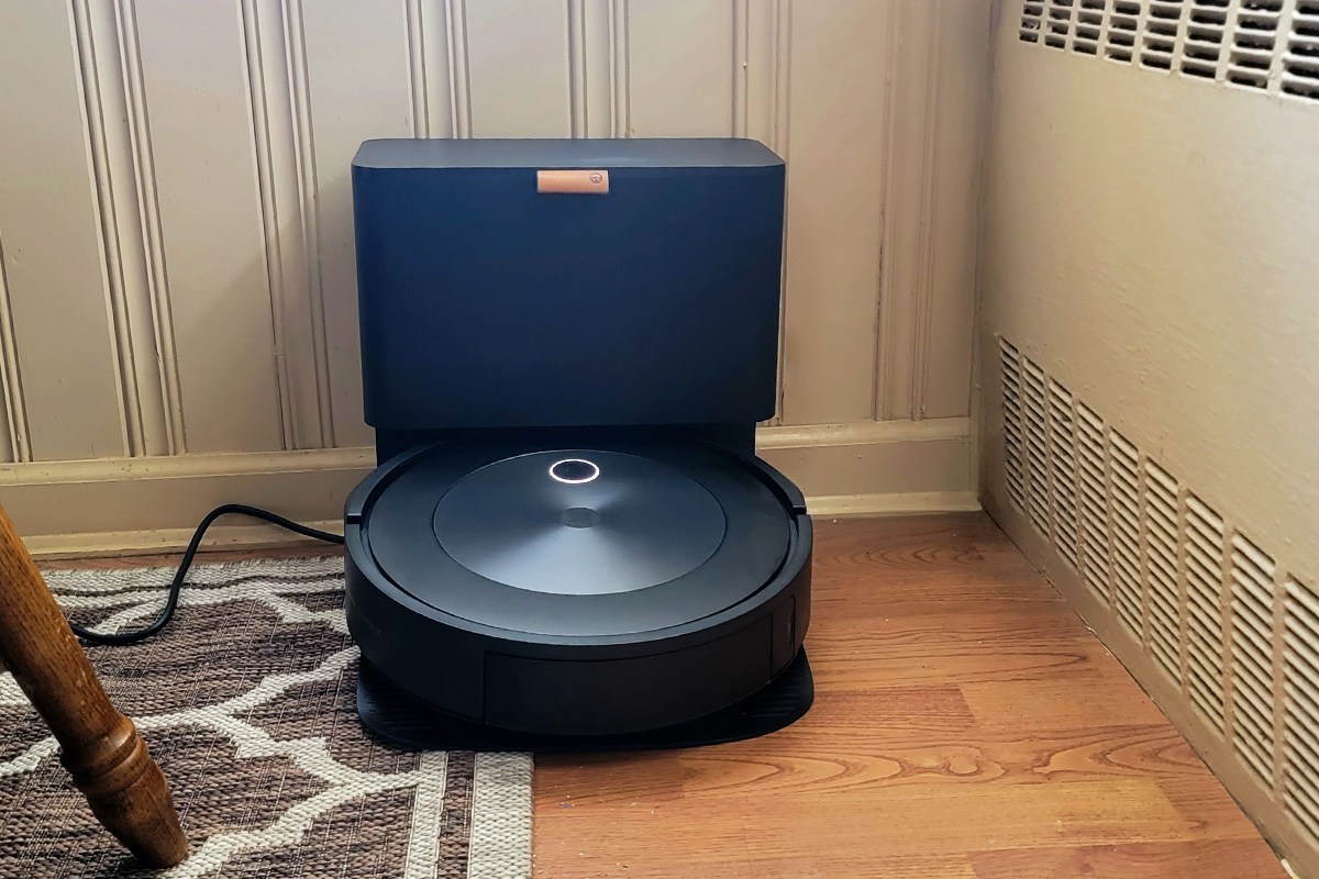 Roomba j7 on charging dock