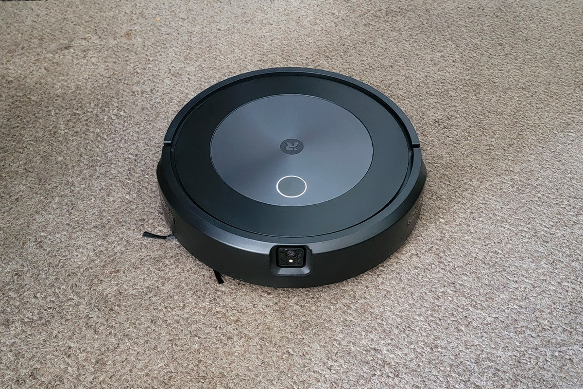 Roomba j7+ on carpet
