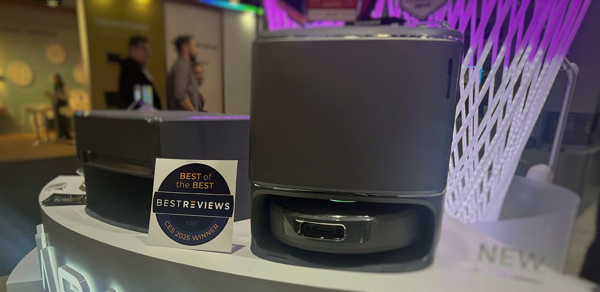 Narwal Flow Series robot vacuum presented at CES 2025