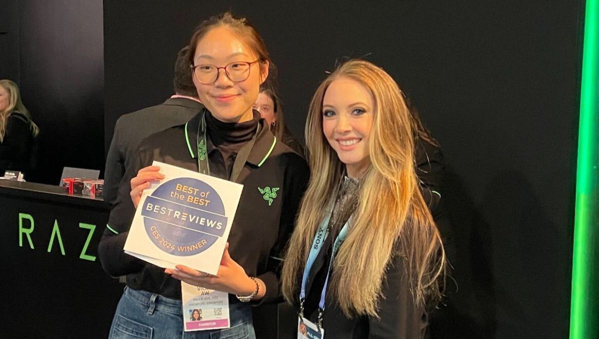 Two women in from of a Razer company booth. Woman on the left holds a "Best of the best" Award from BestReviews