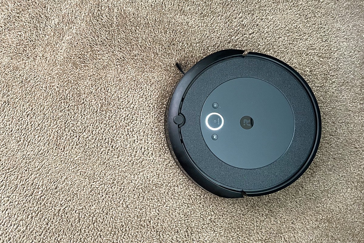 Roomba i4 on carpet 