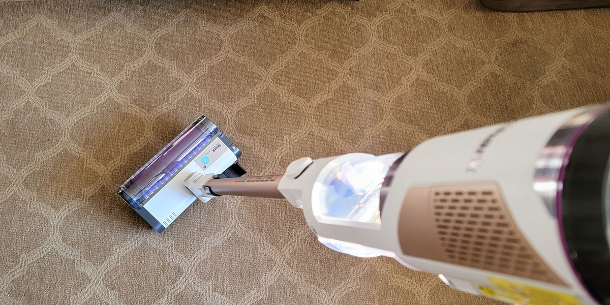 Stick vacuum cleaning carpet